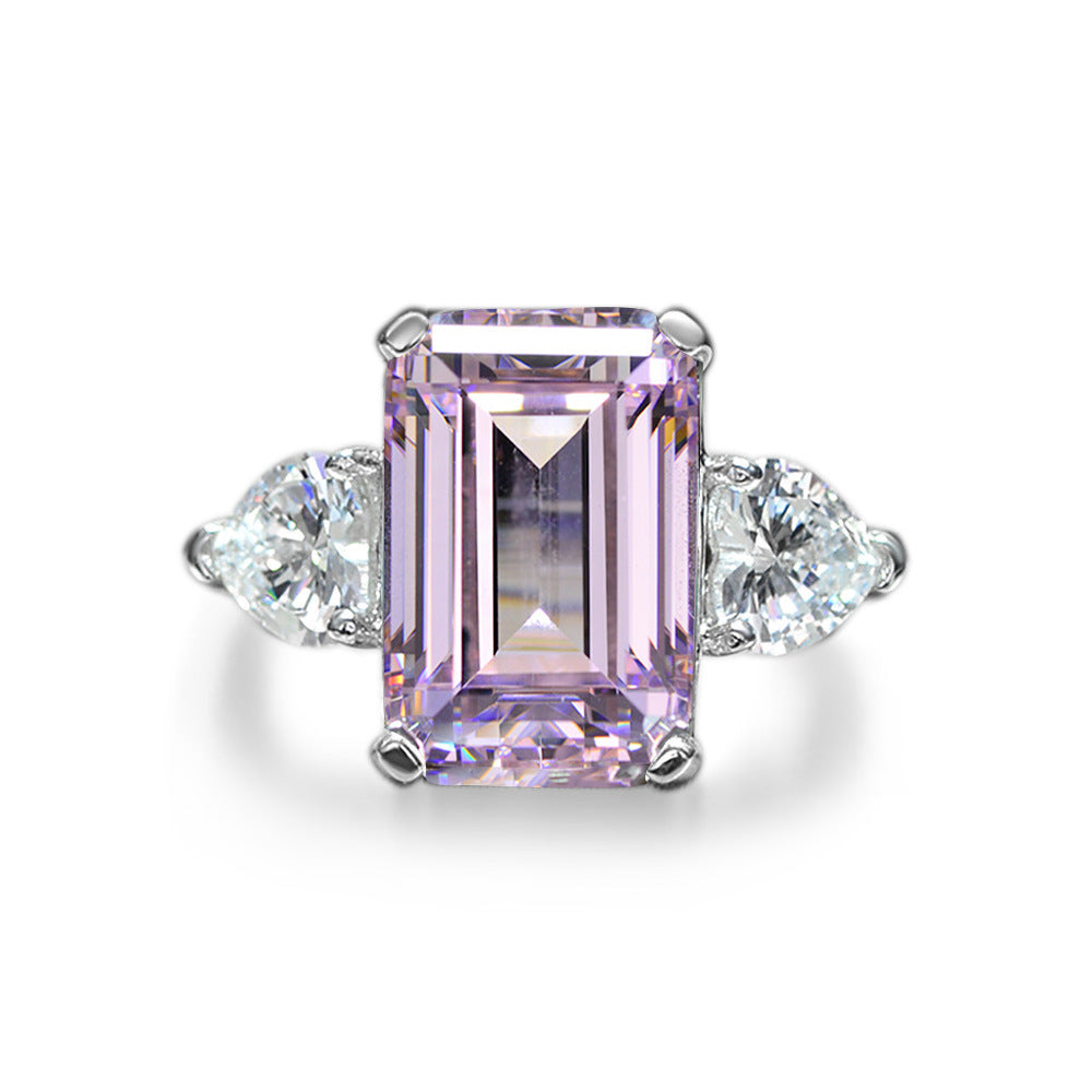 Anillo de plata de ley 925 con una piedra central rectangular flanqueada por piedras laterales en forma de lágrima, para un total de tres piedras