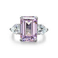 Anillo de plata de ley 925 con una piedra central rectangular flanqueada por piedras laterales en forma de lágrima, para un total de tres piedras