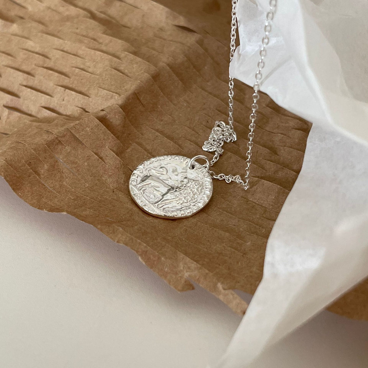 Casual Round Relief Brave Lion 925 Sterling Silver Necklace