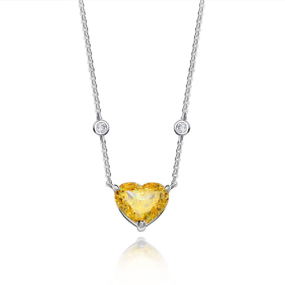 Colgante de diamante de alta quilates en forma de corazón en un collar de corazón de plata de ley 925