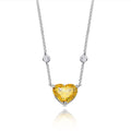 Colgante de diamante de alta quilates en forma de corazón en un collar de corazón de plata de ley 925