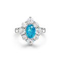 Anillo con zafiro azul Paraíba en forma ovalada, rodeado de circonia cúbica en un halo de plata esterlina 925