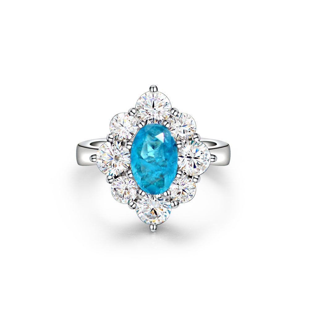 Anillo con zafiro azul Paraíba en forma ovalada, rodeado de circonia cúbica en un halo de plata esterlina 925