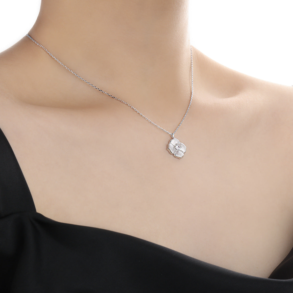 Collar minimalista de clavícula con cadena de plata de ley 925 y flor de cinco pétalos cepillada con circonia cúbica