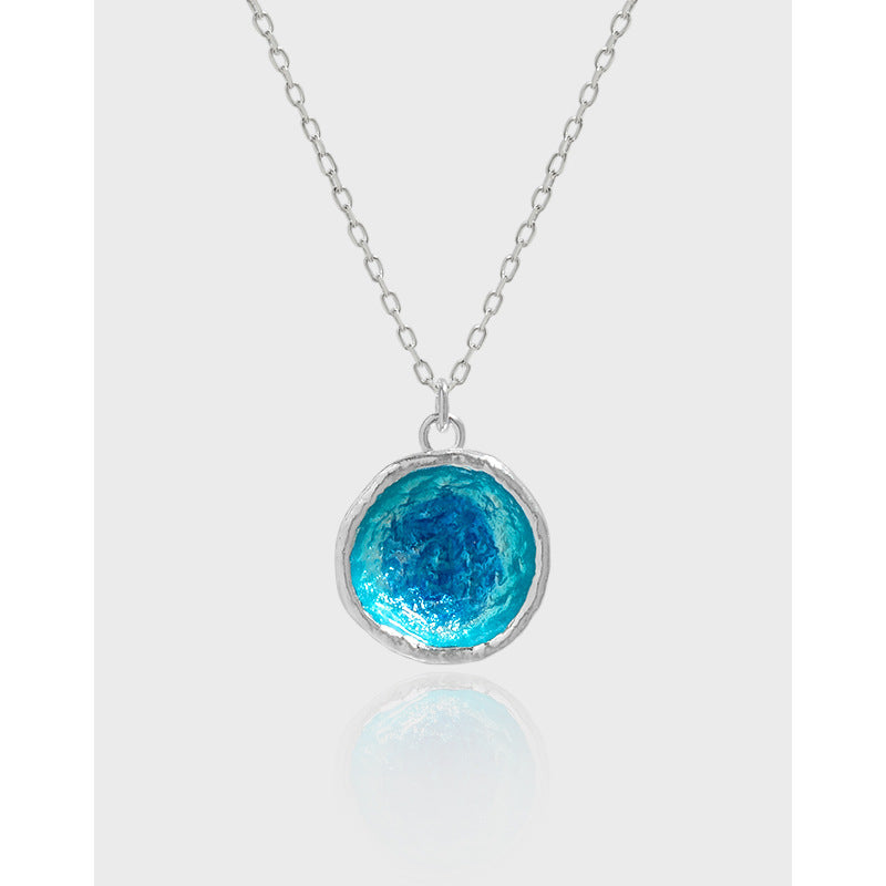 Collar con colgante redondo irregular de esmalte azul de la serie Ocean en plata de ley 925