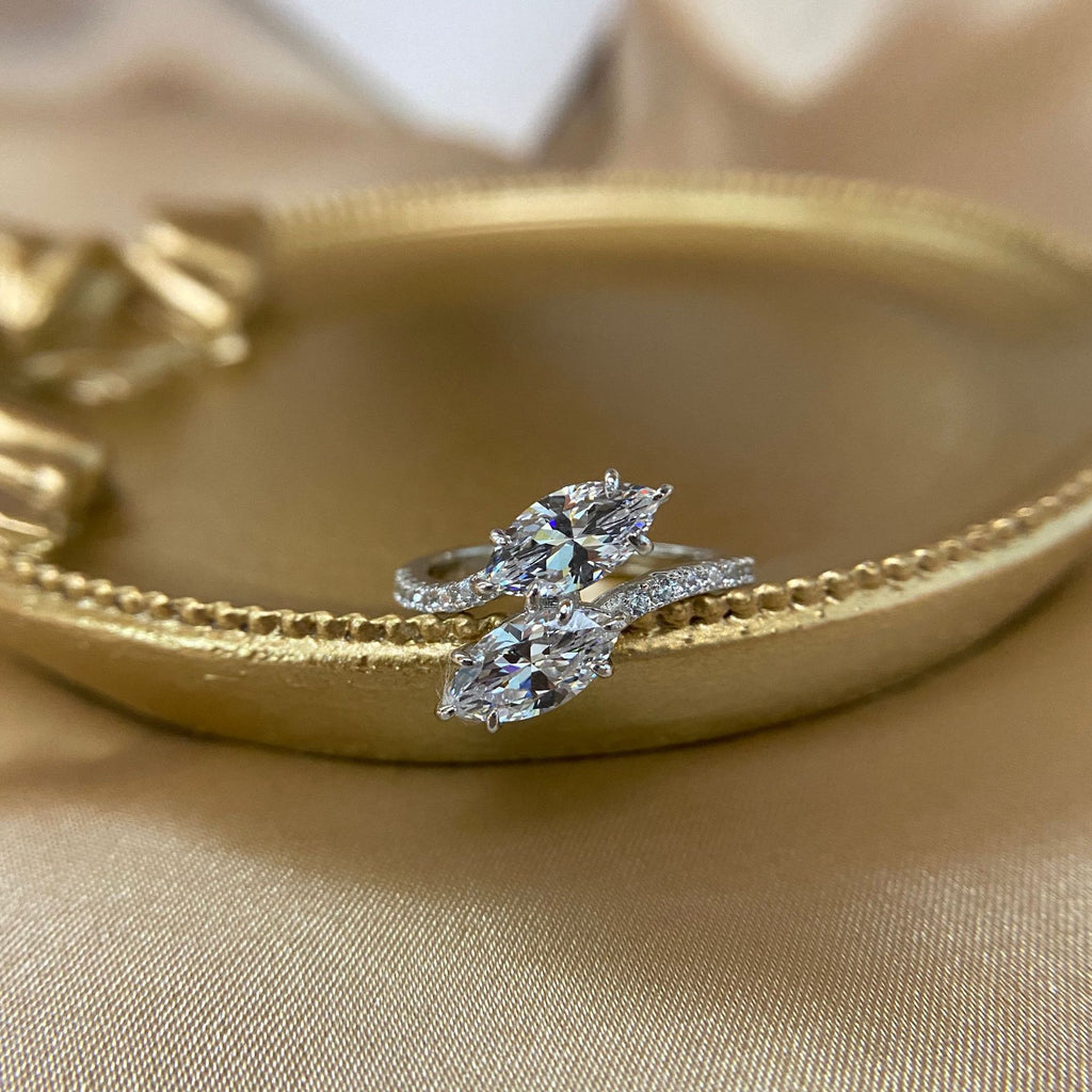 Anillo de plata de ley 925 entrelazado con doble zirconia cúbica blanca cortada en marquesa
