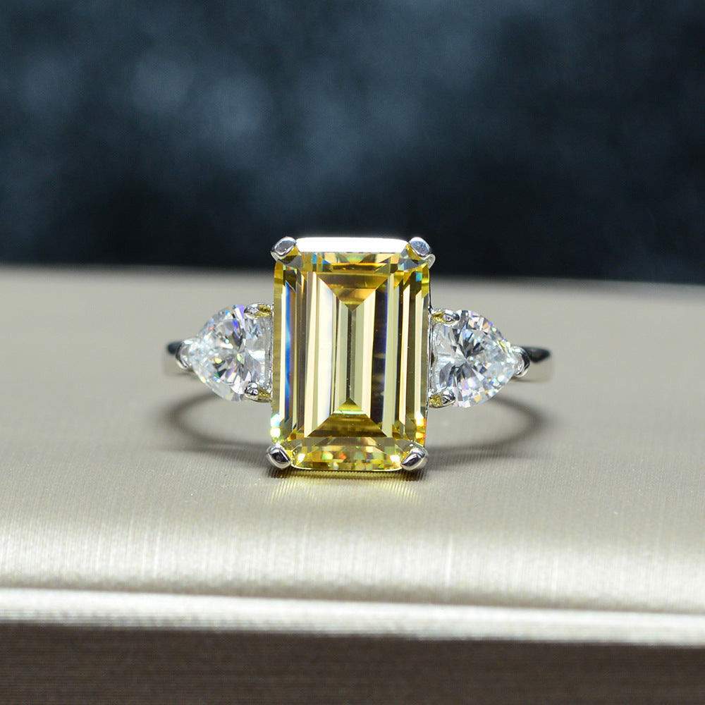Anillo de plata de ley 925 con una piedra central rectangular flanqueada por piedras laterales en forma de lágrima, para un total de tres piedras