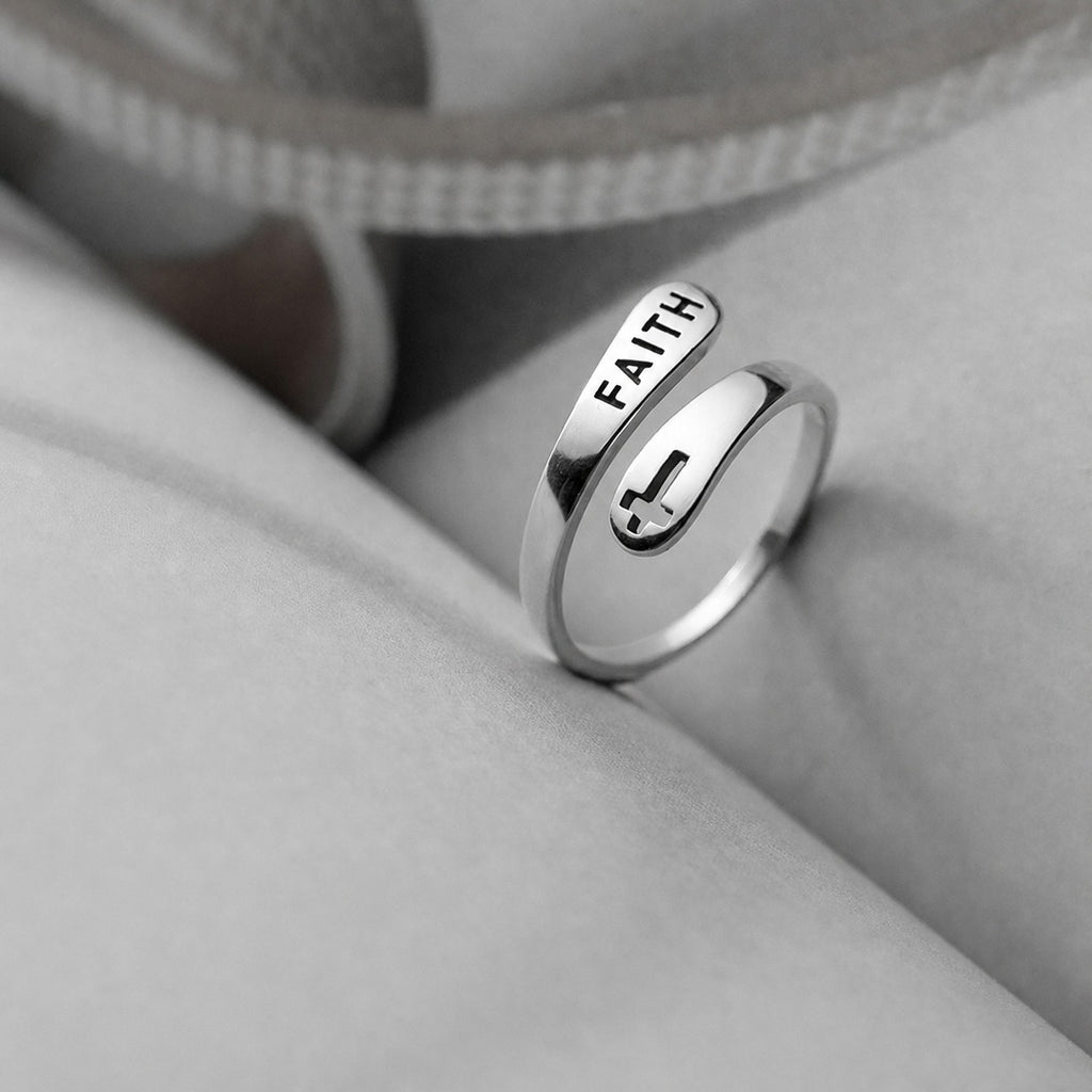 Anillo Ajustable Abierto con Cruz de Carta de Fe Vintage en Plata de Ley S925 con Óxido Antiguo y Diseño Geométrico