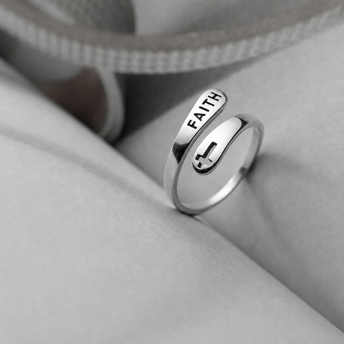 Anillo Ajustable Abierto con Cruz de Carta de Fe Vintage en Plata de Ley S925 con Óxido Antiguo y Diseño Geométrico