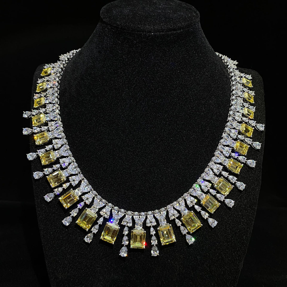 Collar de plata esterlina 925 incrustado con esmeraldas amarillas y circonitas cúbicas en forma de pera