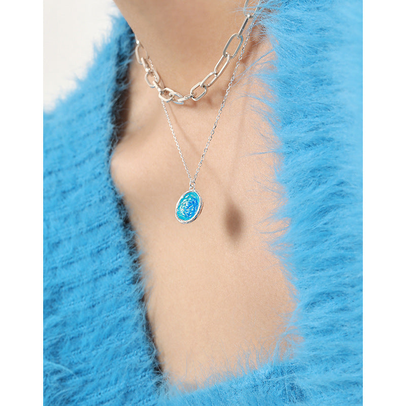 Collar con colgante redondo irregular de esmalte azul de la serie Ocean en plata de ley 925