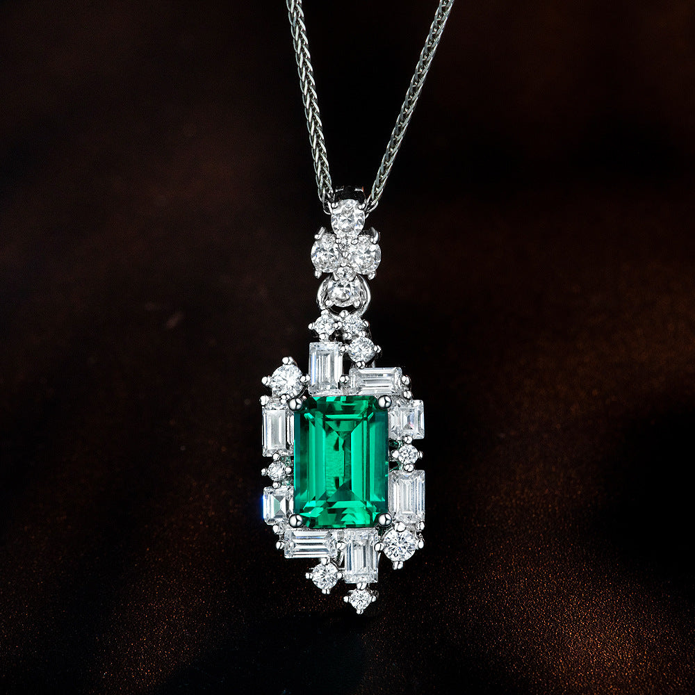 Collar con colgante de plata de ley 925 con circonio cúbico verde de laboratorio en corte esmeralda vintage