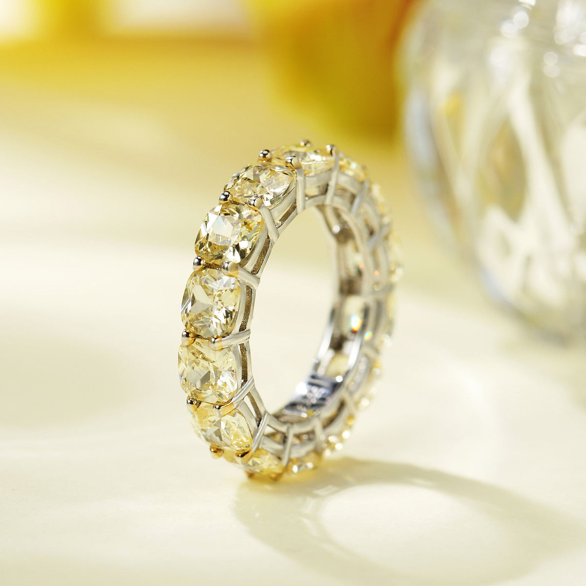 Anillo de plata esterlina 925 de banda completa con circonia en corte cojín color amarillo claro