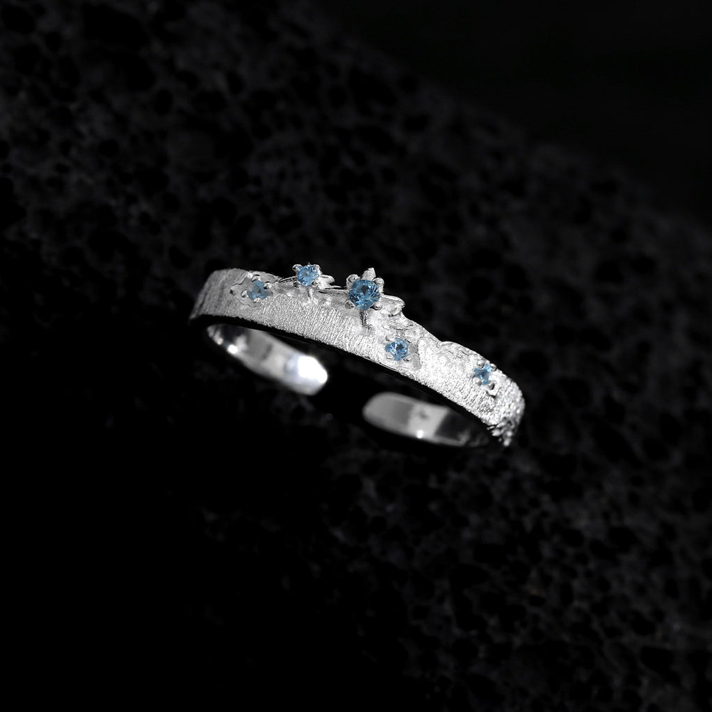 Anillo ajustable de plata de ley 925 con patrón de estrella y textura cepillada, circonia cúbica azul