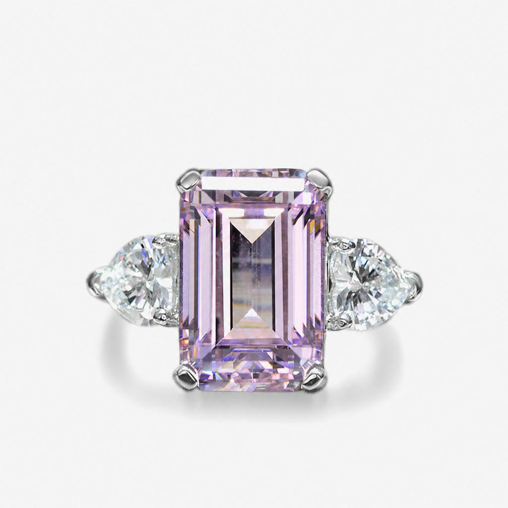 Anillo de plata de ley 925 con una piedra central rectangular flanqueada por piedras laterales en forma de lágrima, para un total de tres piedras