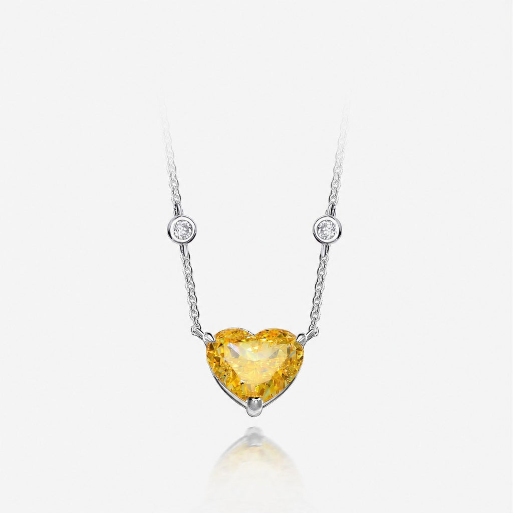 Colgante de diamante de alta quilates en forma de corazón en un collar de corazón de plata de ley 925