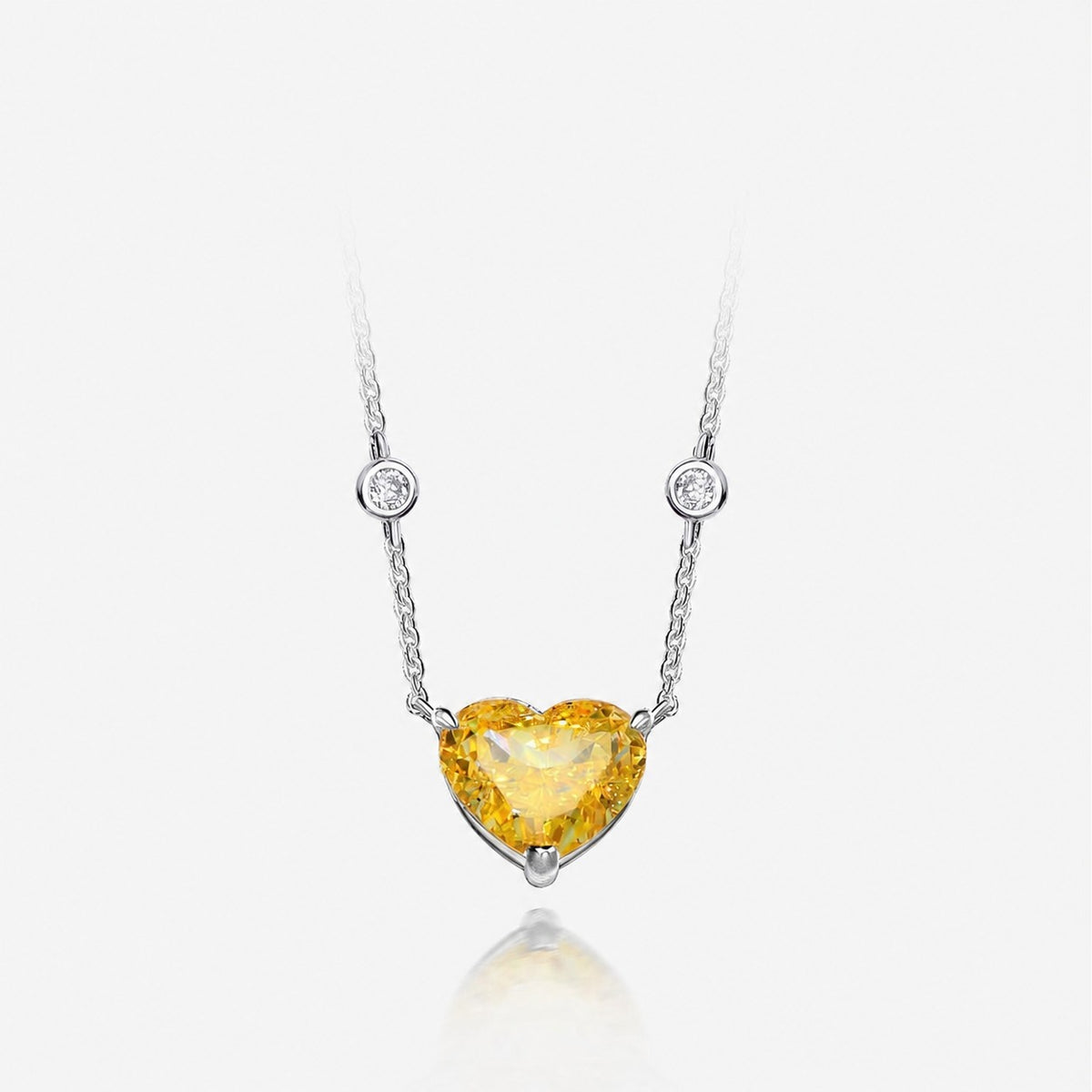 Colgante de diamante de alta quilates en forma de corazón en un collar de corazón de plata de ley 925