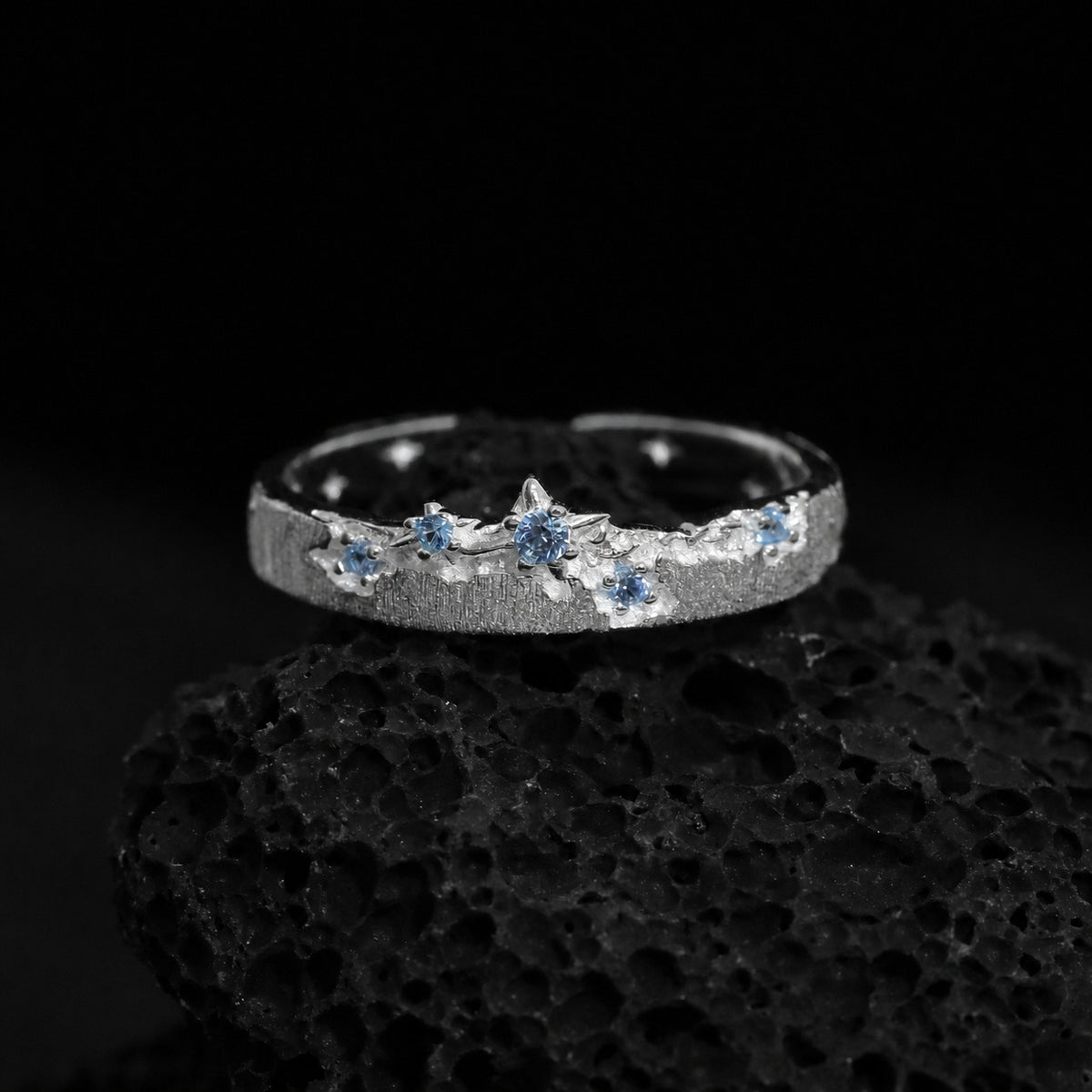 Anillo ajustable de plata de ley 925 con patrón de estrella y textura cepillada, circonia cúbica azul