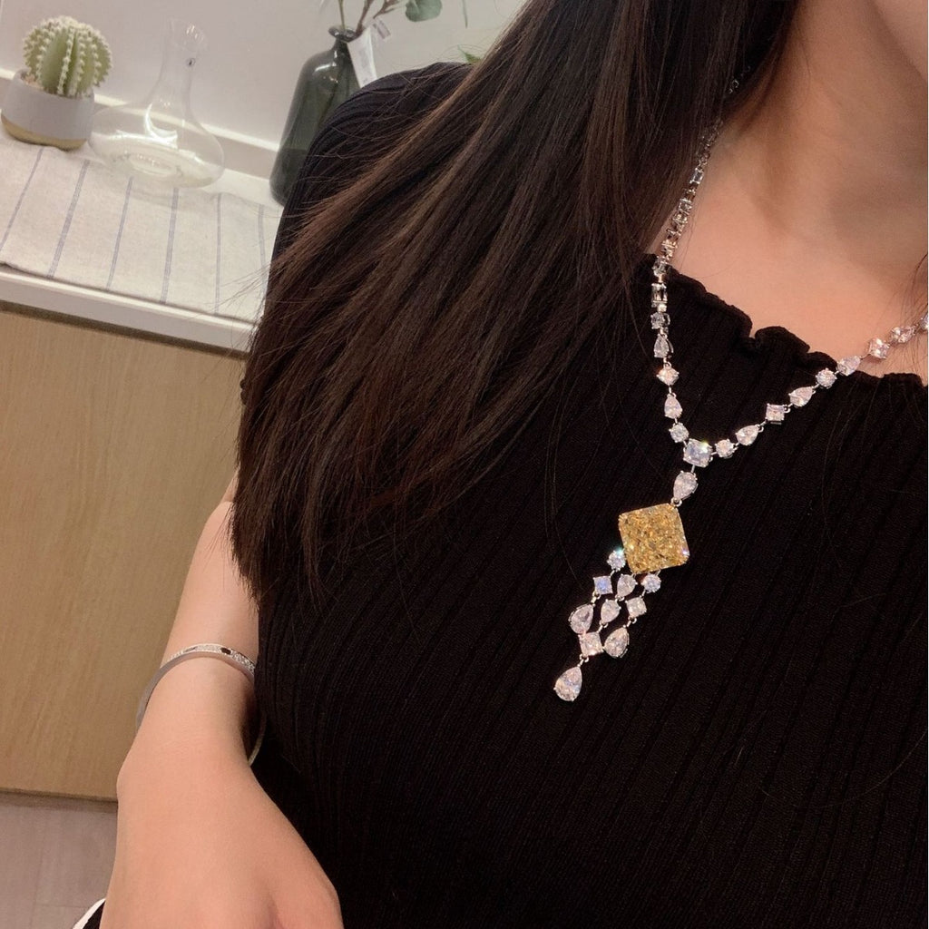 Colgante con borla de circonia cúbica cuadrada amarilla en un collar de plata esterlina 925