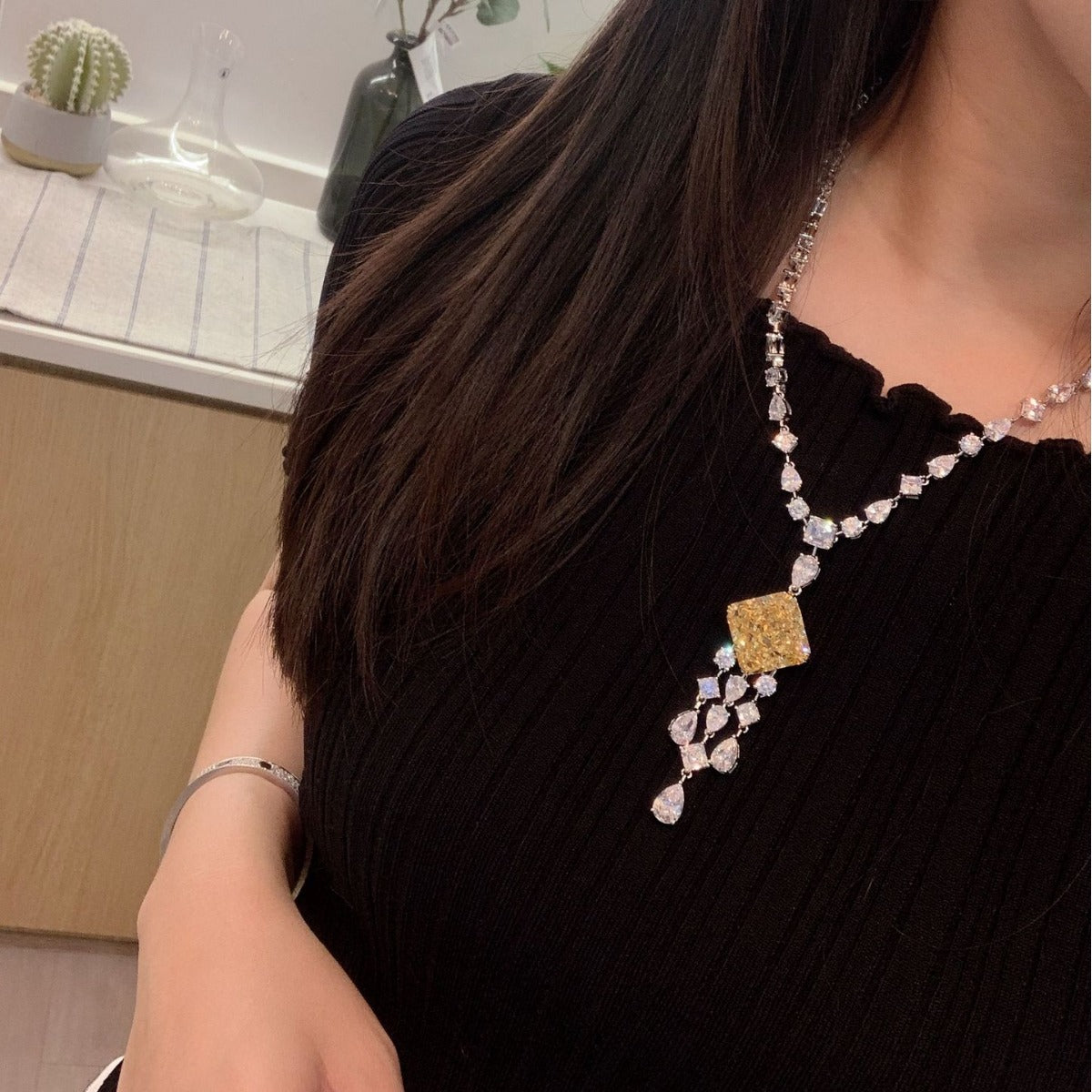 Colgante con borla de circonia cúbica cuadrada amarilla en un collar de plata esterlina 925