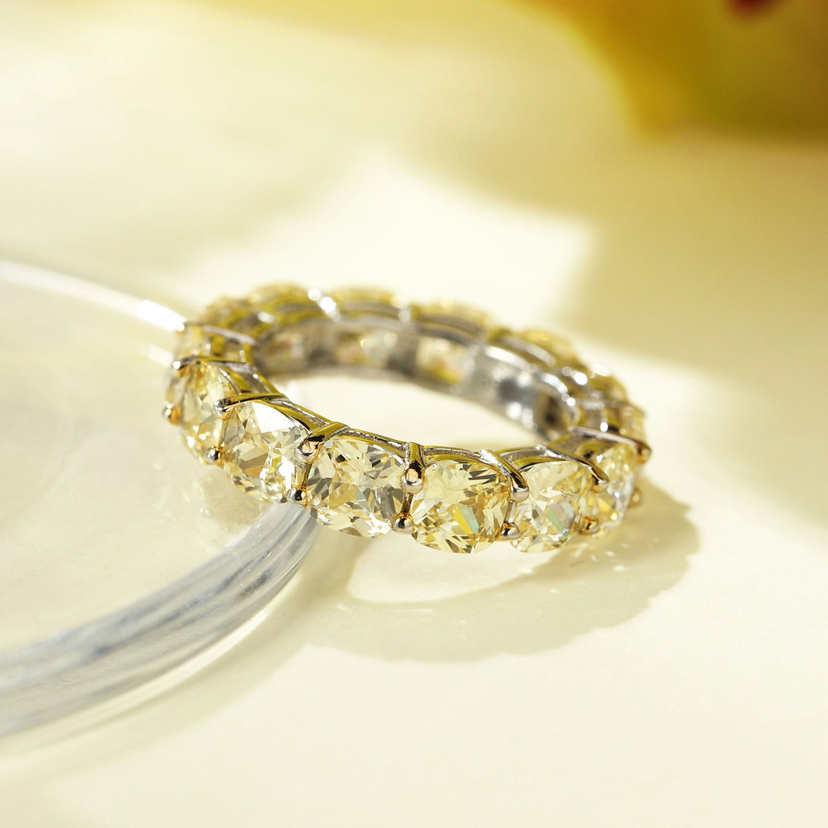 Anillo de plata esterlina 925 de banda completa con circonia en corte cojín color amarillo claro