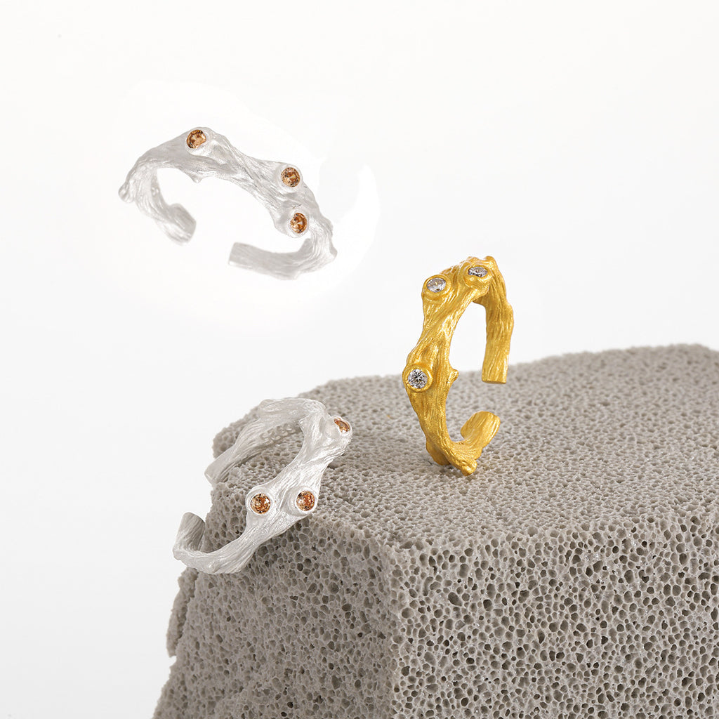 Anillo Ajustable de Plata Esterlina S925 con Circonia Cúbica y Rama Irregular Texturizada