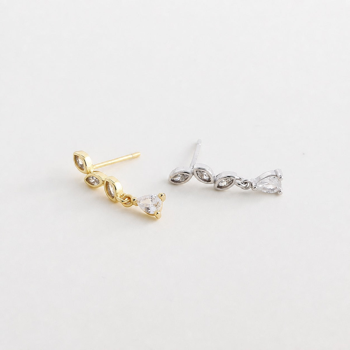 Pendientes de botón de plata de ley 925 con circonia cúbica en corte marquesa ultra brillante y exquisita