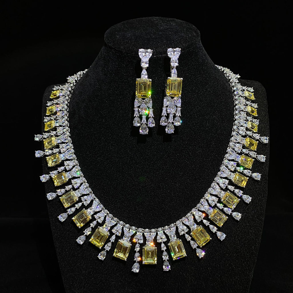 Collar de plata esterlina 925 incrustado con esmeraldas amarillas y circonitas cúbicas en forma de pera