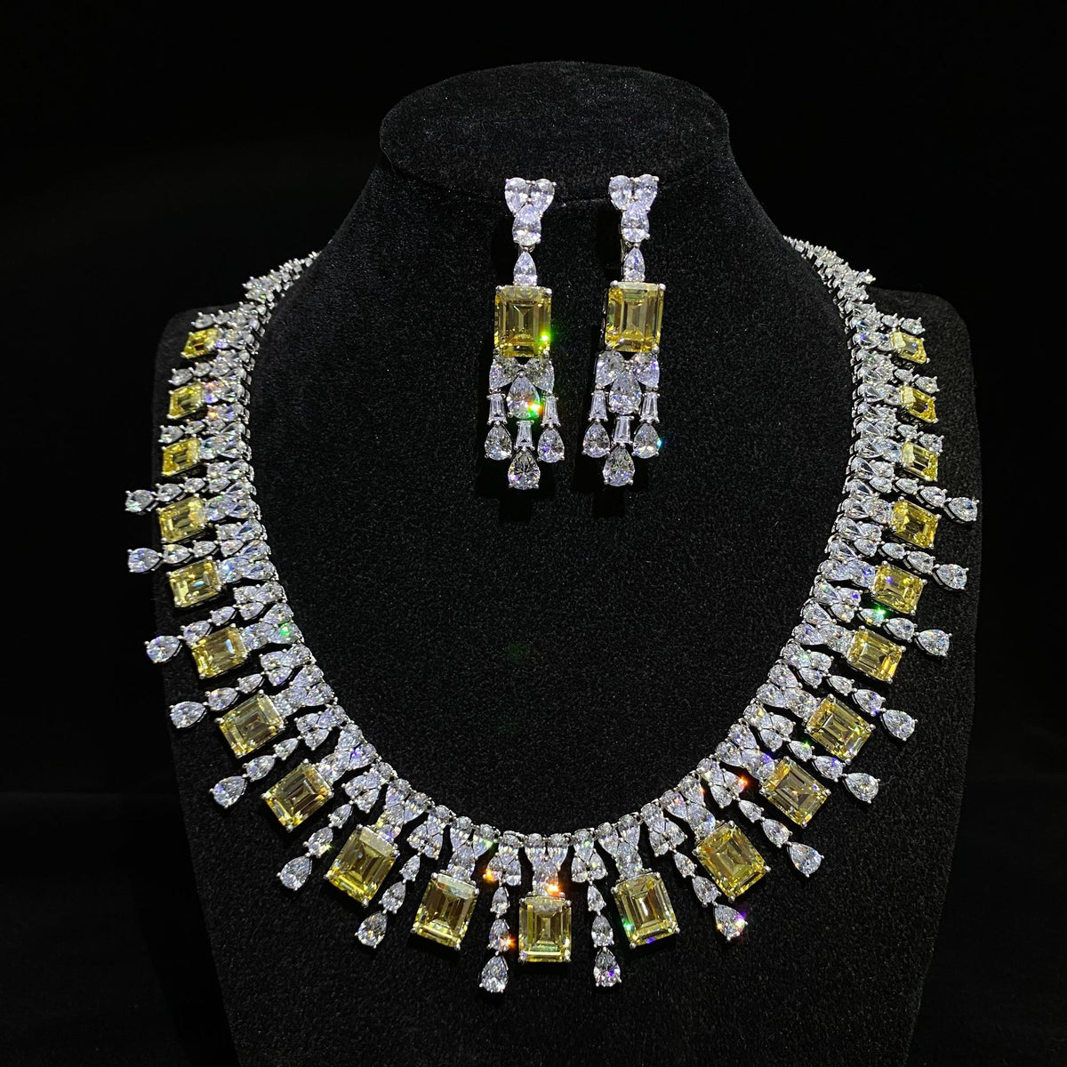Collar de plata esterlina 925 incrustado con esmeraldas amarillas y circonitas cúbicas en forma de pera