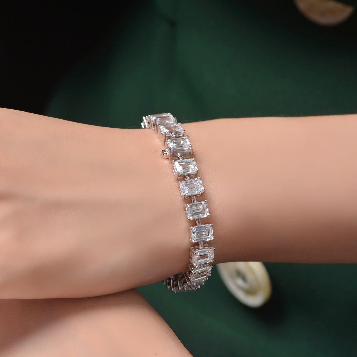 Pulsera de tenis de plata S925 con diamante de alto carbono corte esmeralda claro, piedras rectangulares de 5 mm x 7 mm, pulsera de línea elegante y clásica de moda con cierre de caja, regalo para boda, fiesta o aniversario