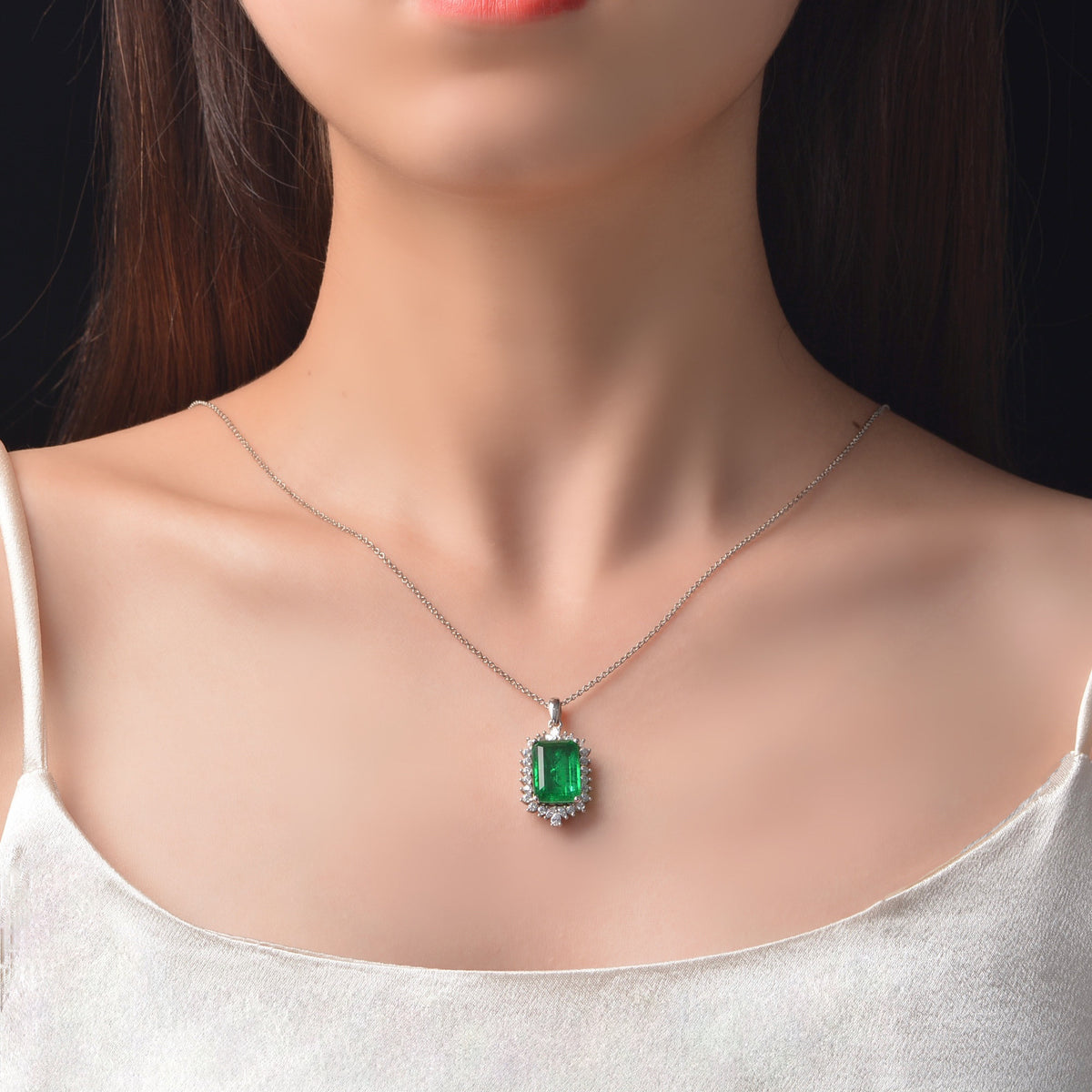 Collar con colgante rectangular de circonia esmeralda sintética verde esmeralda en halo, de plata esterlina S925