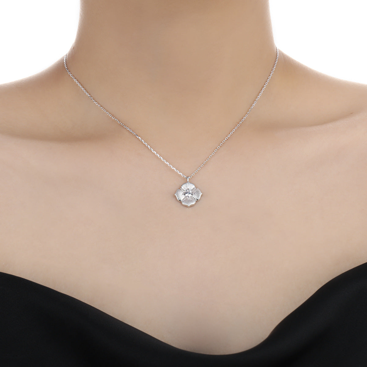 Collar minimalista de clavícula con cadena de plata de ley 925 y flor de cinco pétalos cepillada con circonia cúbica