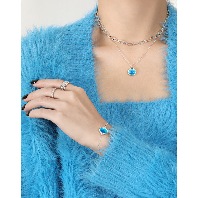 Collar con colgante redondo irregular de esmalte azul de la serie Ocean en plata de ley 925