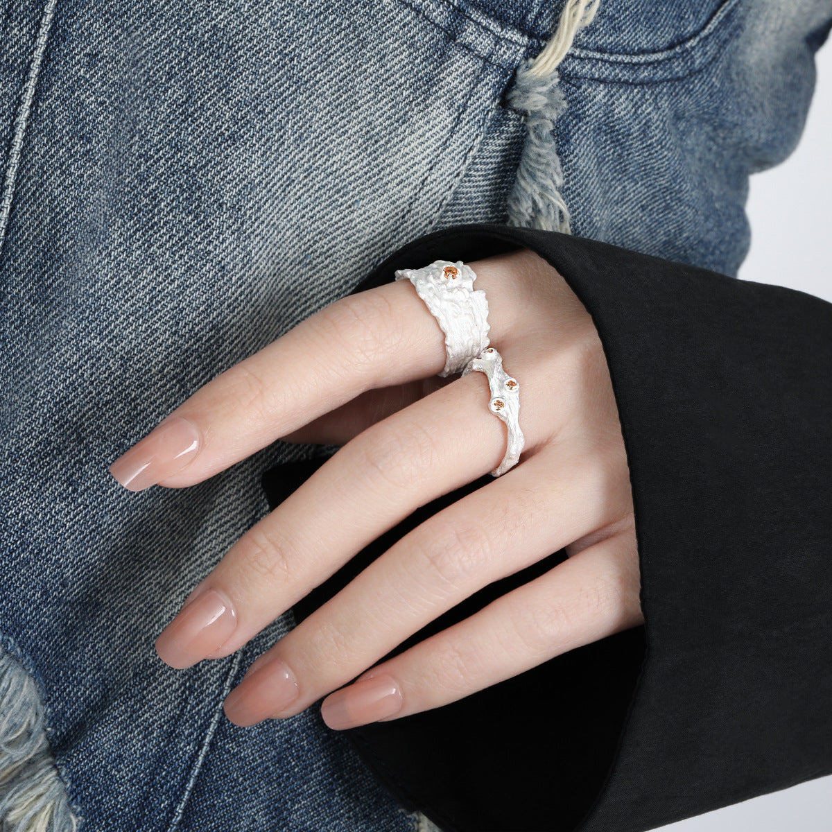 Anillo Ajustable de Plata Esterlina S925 con Circonia Cúbica y Rama Irregular Texturizada