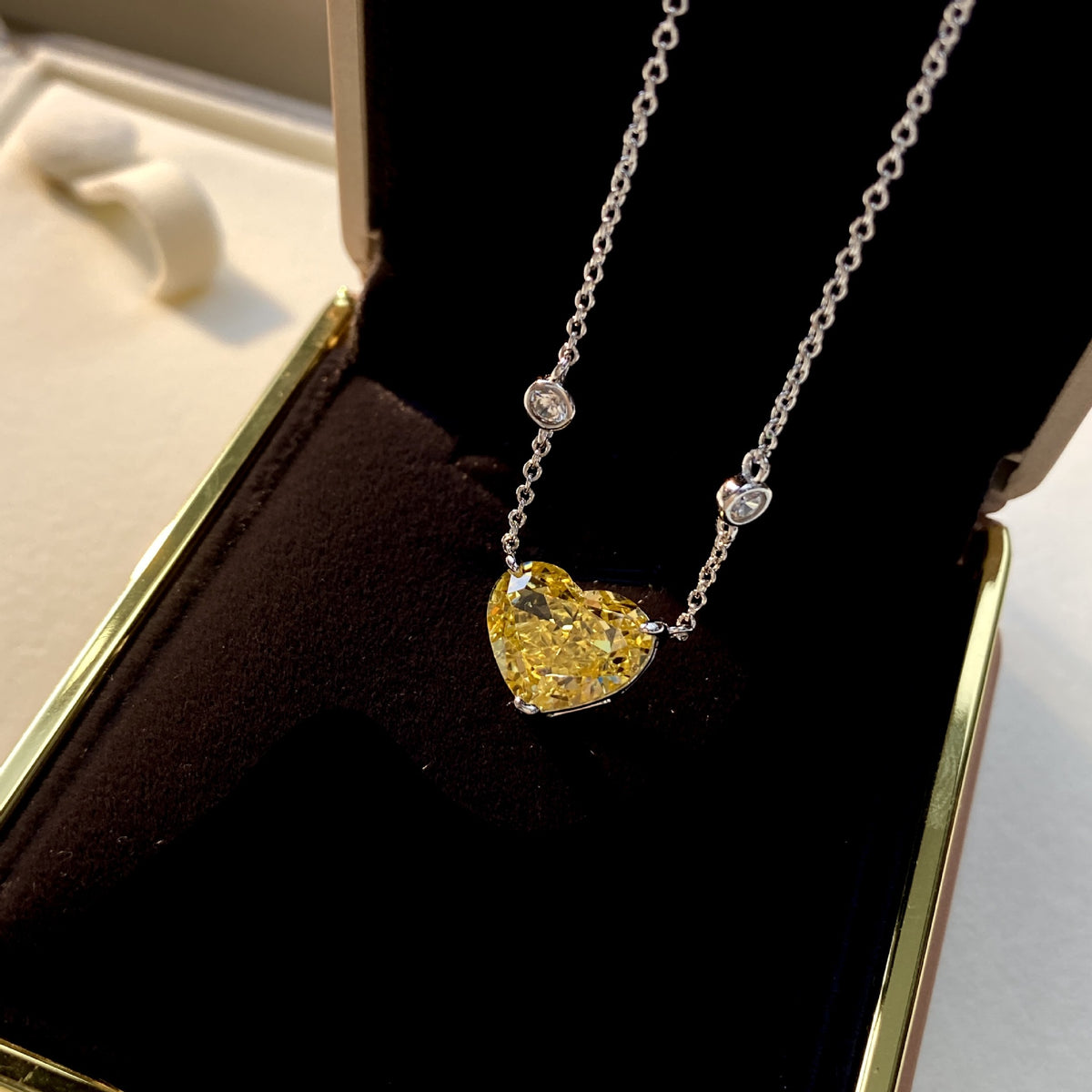 Colgante de diamante de alta quilates en forma de corazón en un collar de corazón de plata de ley 925