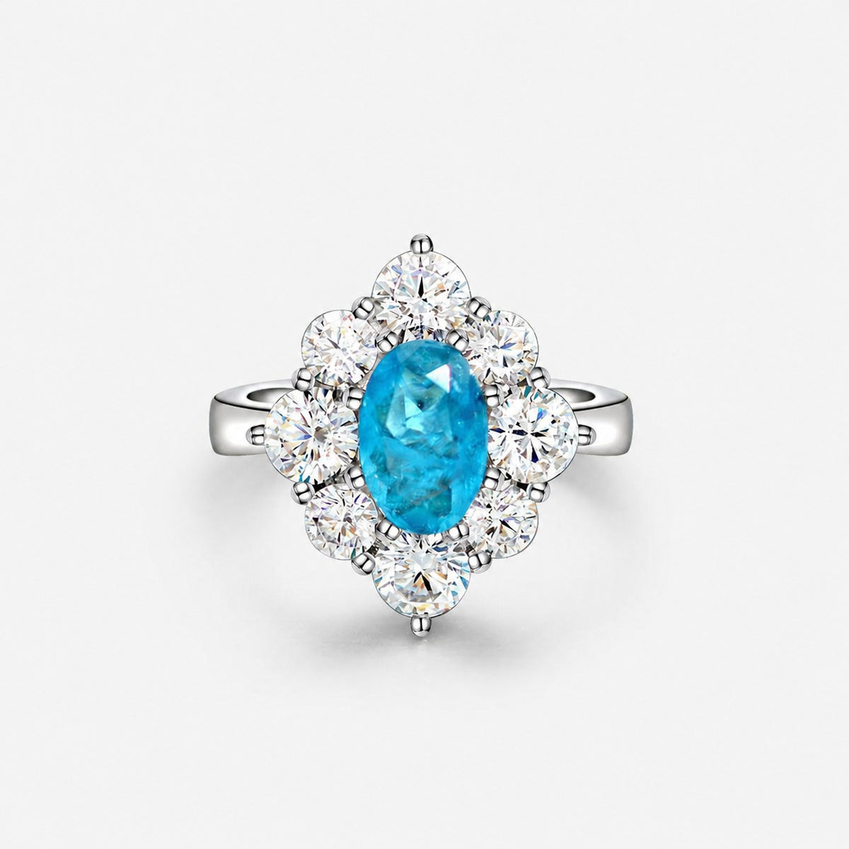 Anillo con zafiro azul Paraíba en forma ovalada, rodeado de circonia cúbica en un halo de plata esterlina 925