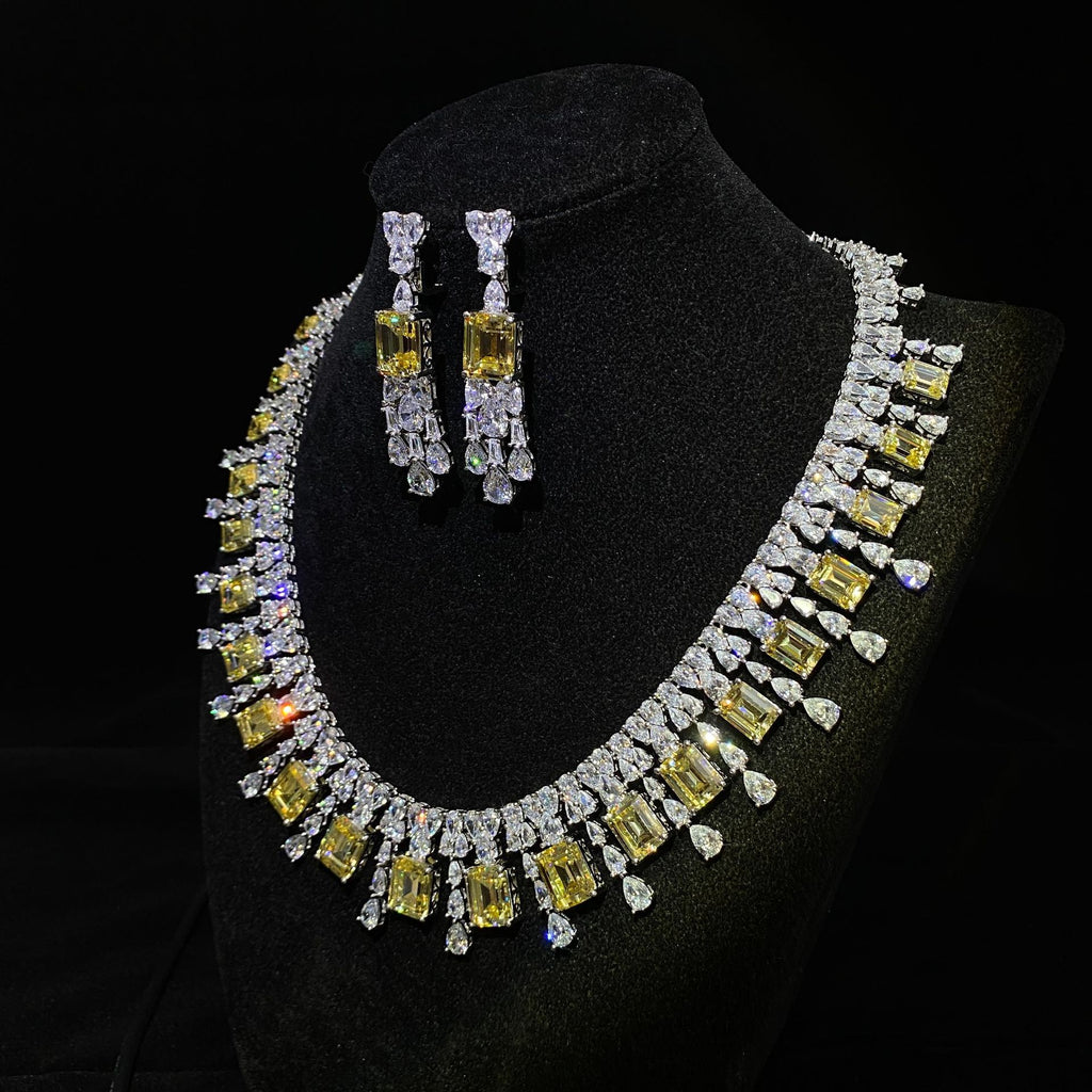 Collar de plata esterlina 925 incrustado con esmeraldas amarillas y circonitas cúbicas en forma de pera