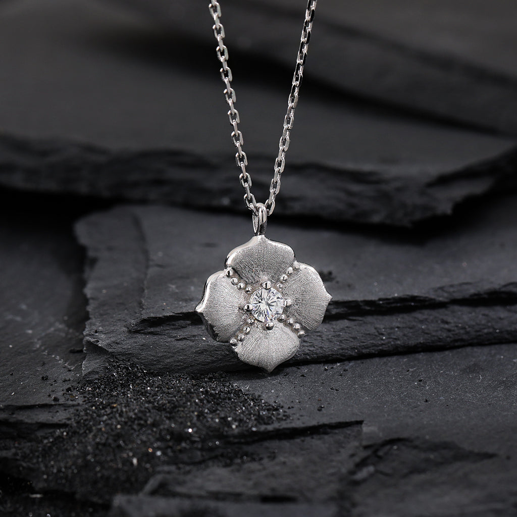 Collar minimalista de clavícula con cadena de plata de ley 925 y flor de cinco pétalos cepillada con circonia cúbica