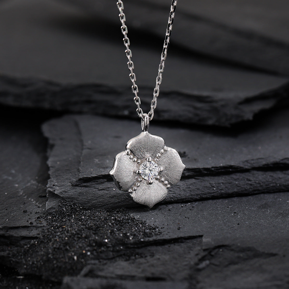 Collar minimalista de clavícula con cadena de plata de ley 925 y flor de cinco pétalos cepillada con circonia cúbica