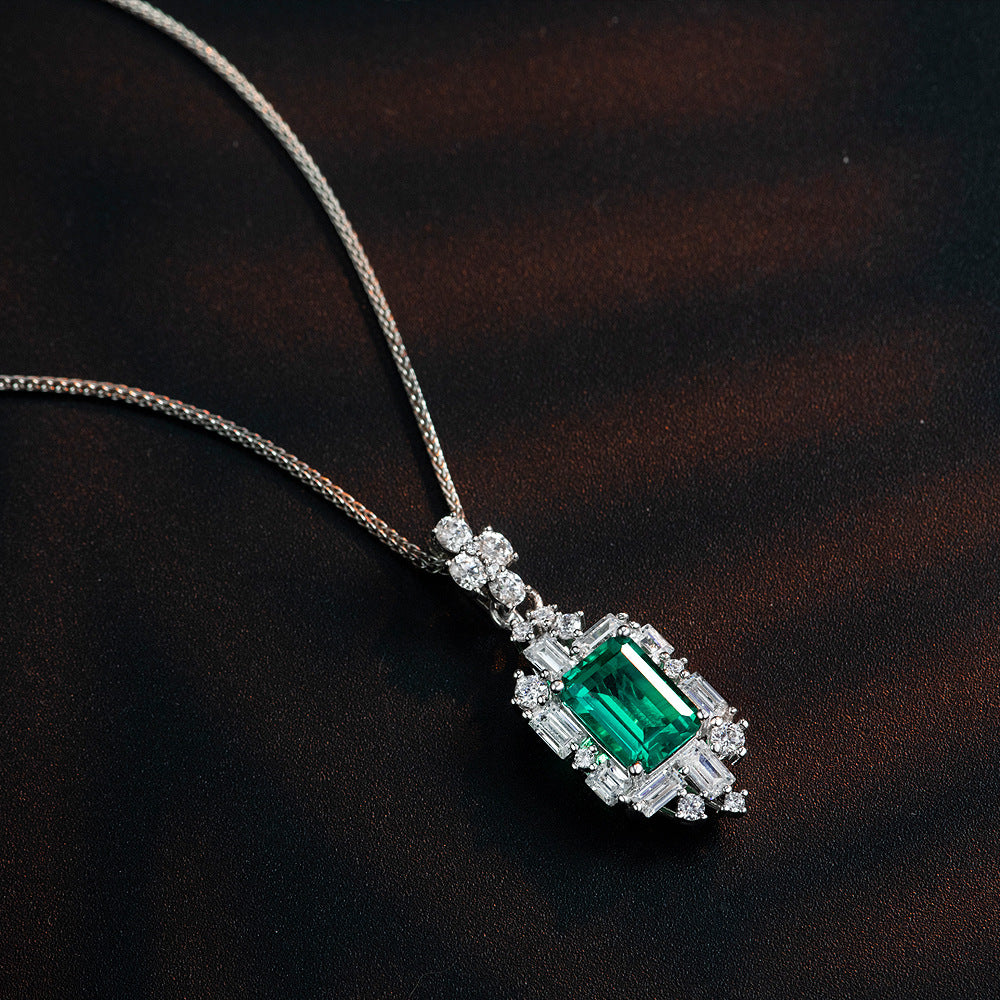 Collar con colgante de plata de ley 925 con circonio cúbico verde de laboratorio en corte esmeralda vintage