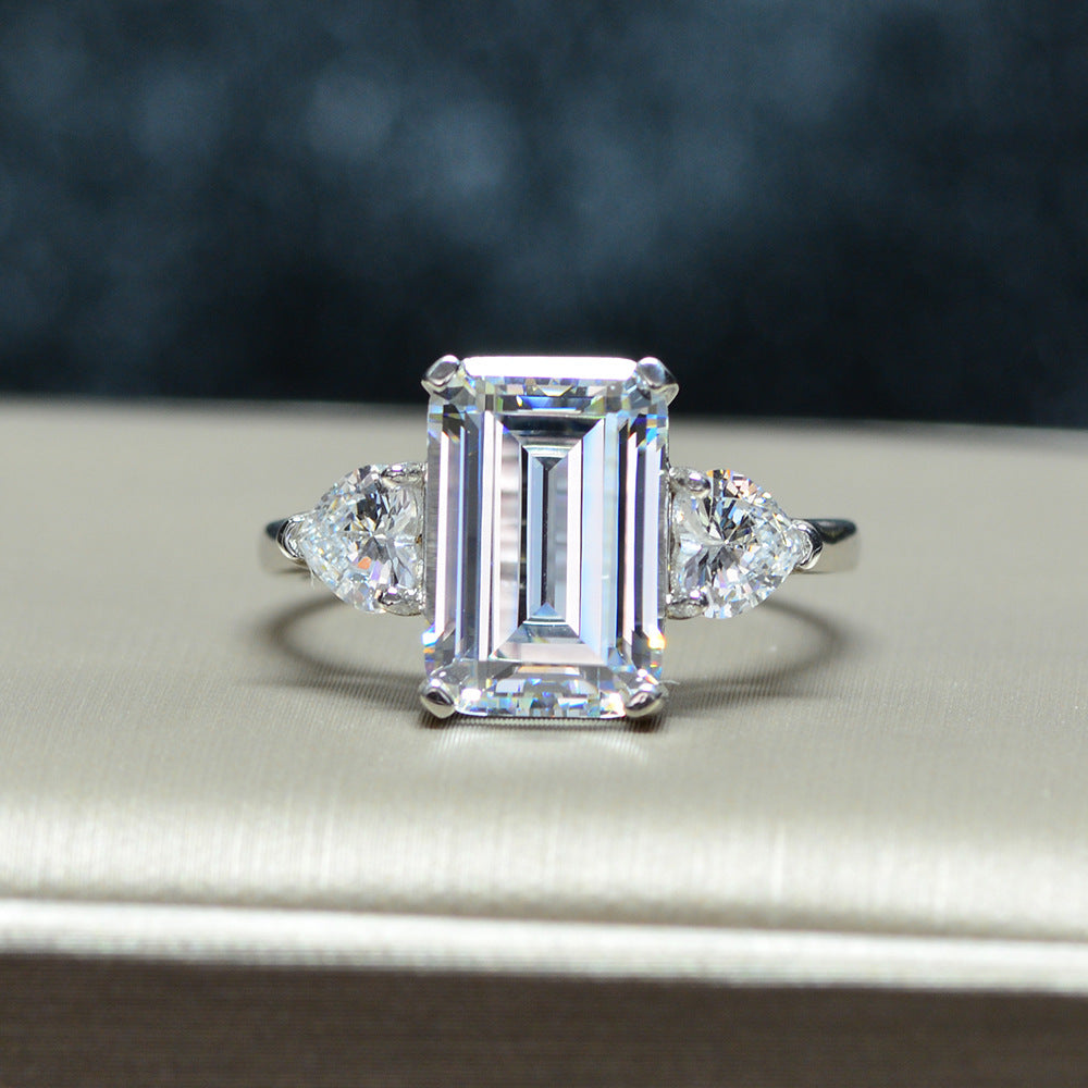 Anillo de plata de ley 925 con una piedra central rectangular flanqueada por piedras laterales en forma de lágrima, para un total de tres piedras
