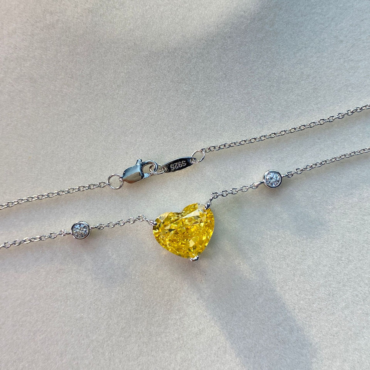 Colgante de diamante de alta quilates en forma de corazón en un collar de corazón de plata de ley 925