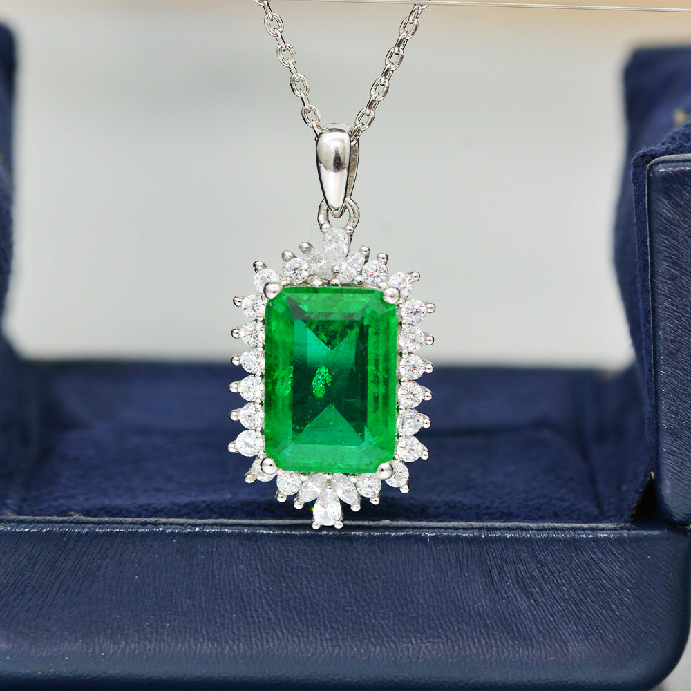 Collar con colgante rectangular de circonia esmeralda sintética verde esmeralda en halo, de plata esterlina S925