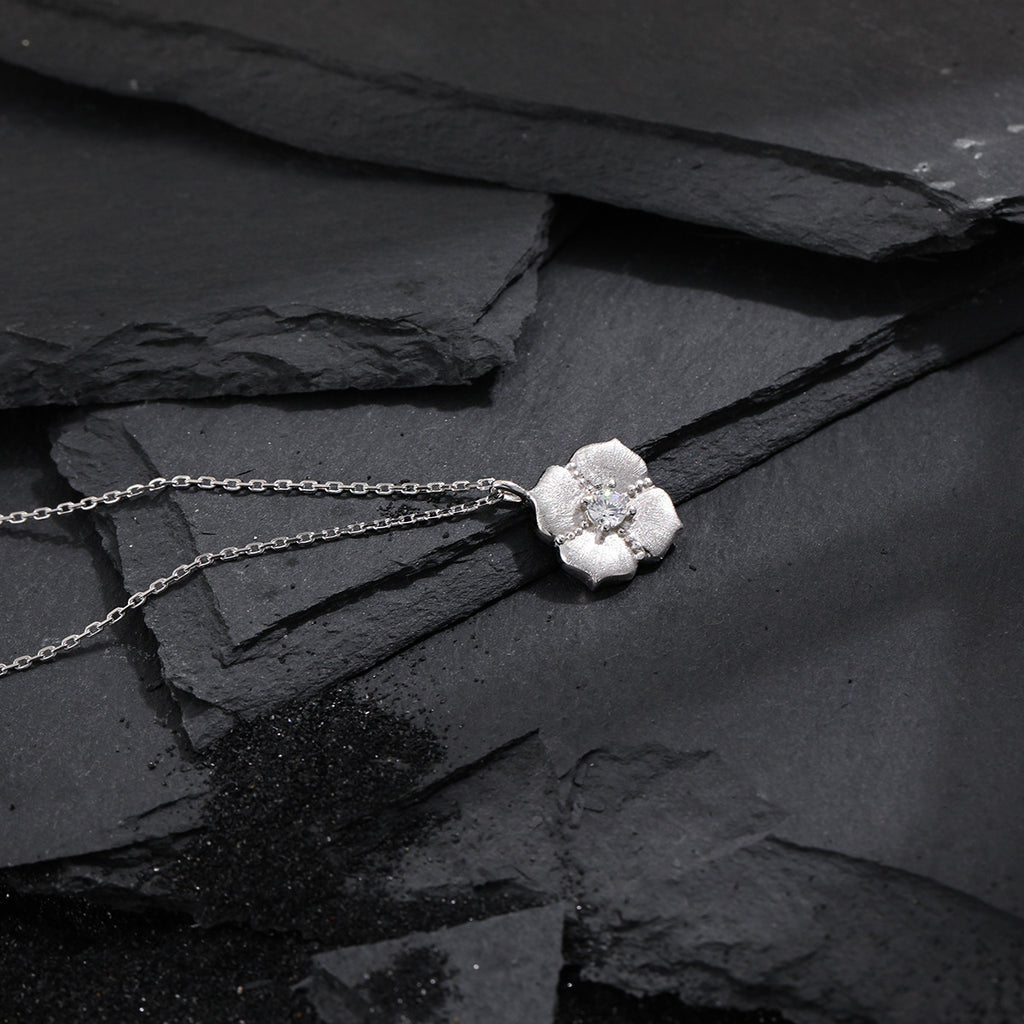 Collar minimalista de clavícula con cadena de plata de ley 925 y flor de cinco pétalos cepillada con circonia cúbica