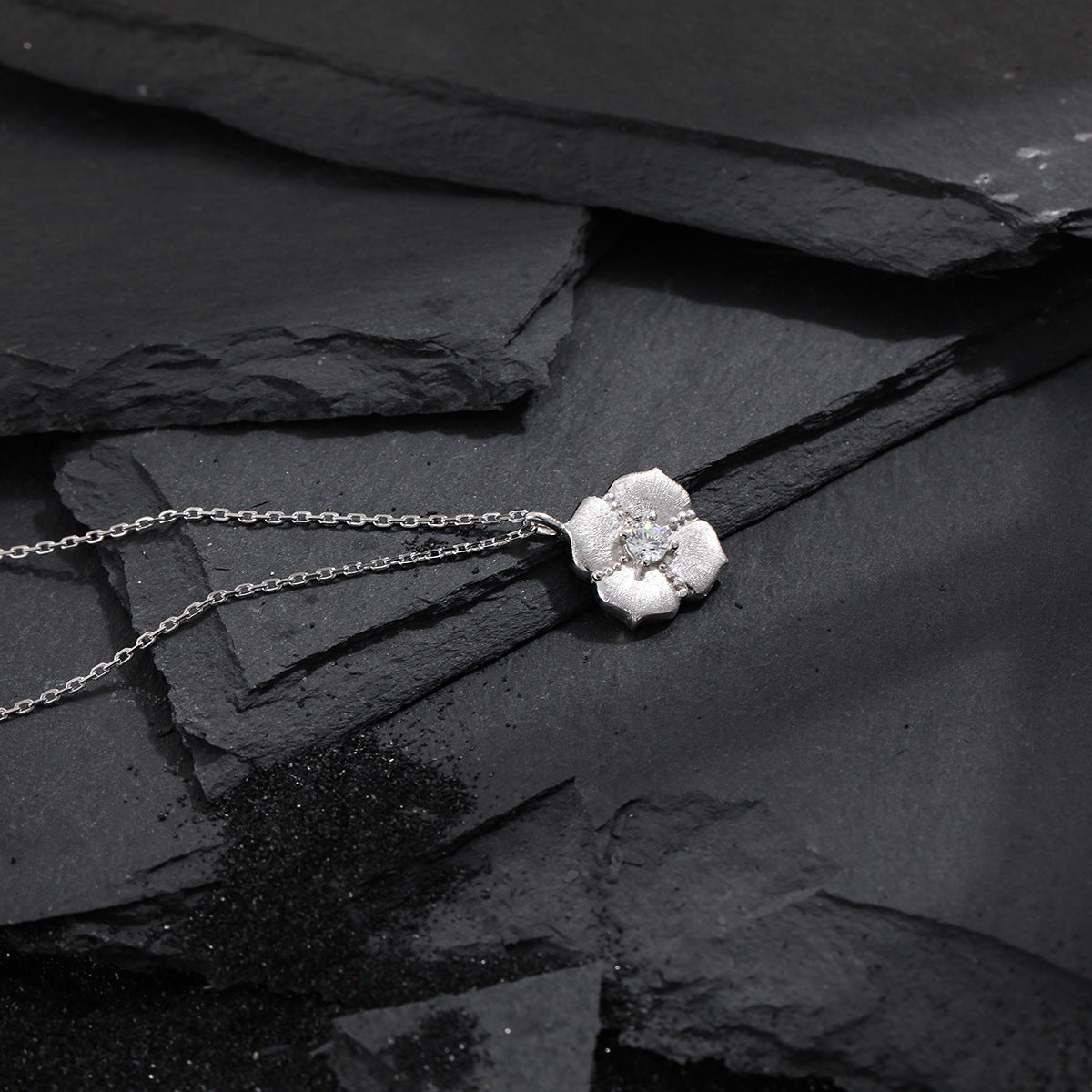 Collar minimalista de clavícula con cadena de plata de ley 925 y flor de cinco pétalos cepillada con circonia cúbica