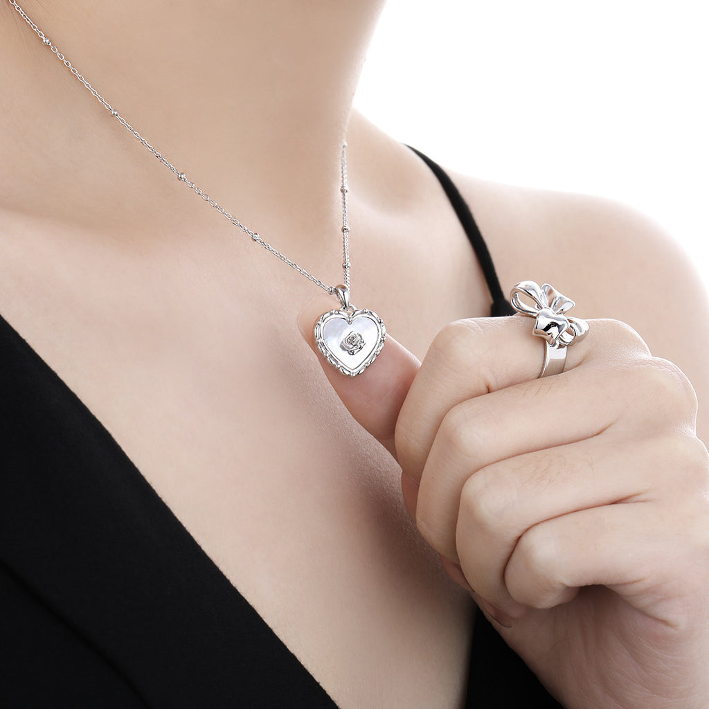 Collar con colgante de corazón y rosa en concha natural de plata de ley 925