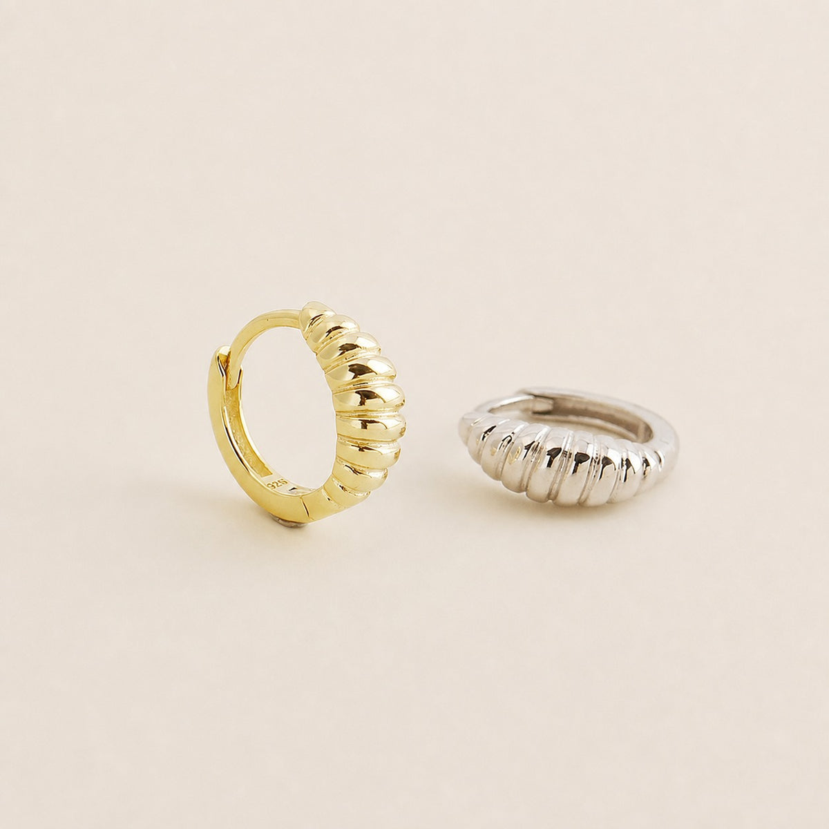 Pendientes,Aros Huggie de Plata Esterlina 925 con Diseño de Mechón a Rayas y Forma de Croissant