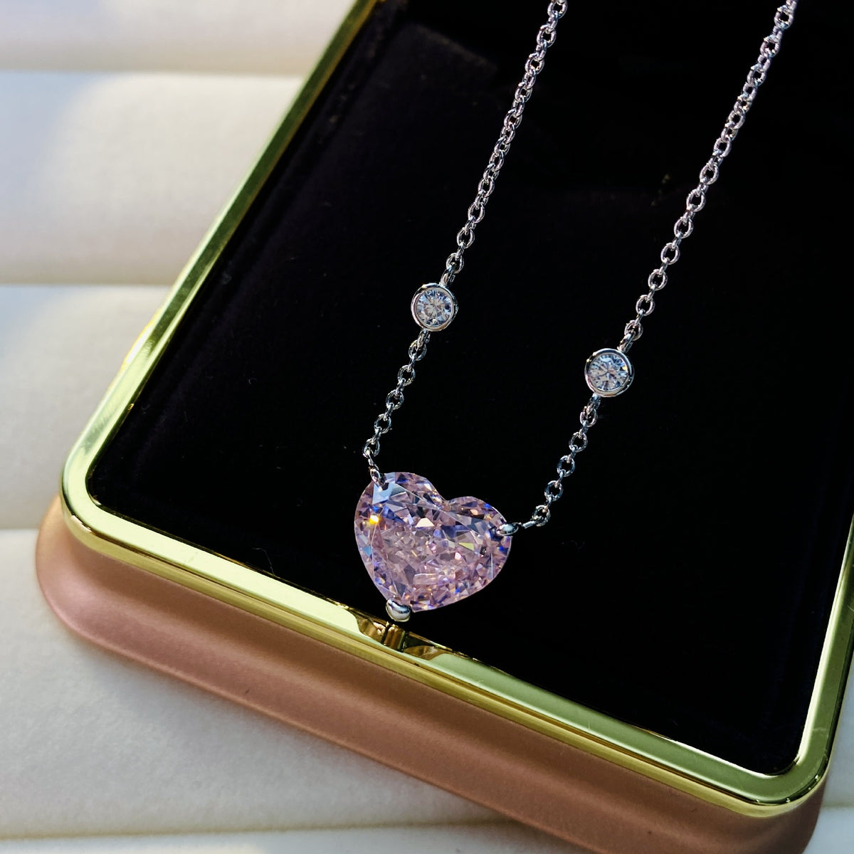 Colgante de diamante de alta quilates en forma de corazón en un collar de corazón de plata de ley 925