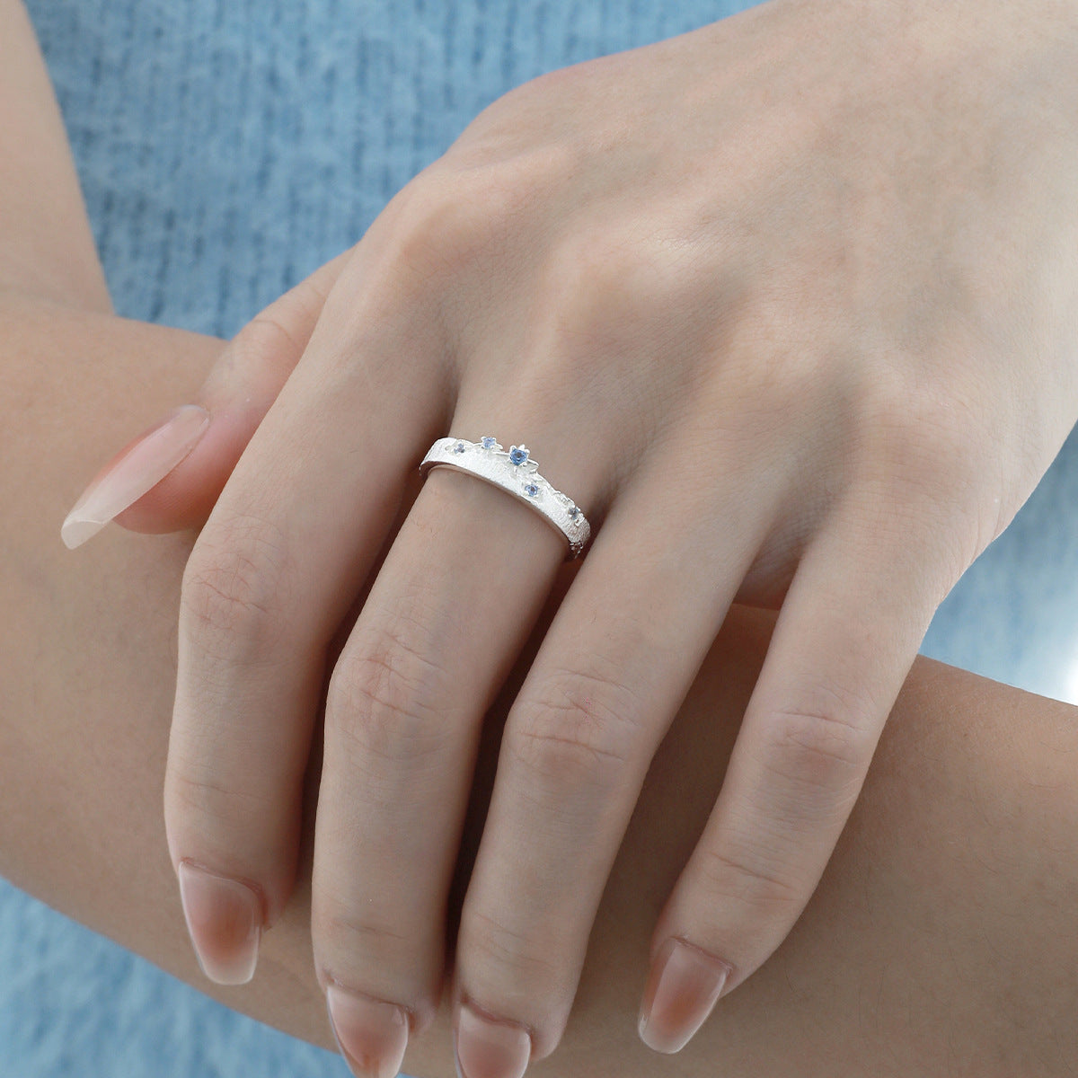 Anillo ajustable de plata de ley 925 con patrón de estrella y textura cepillada, circonia cúbica azul