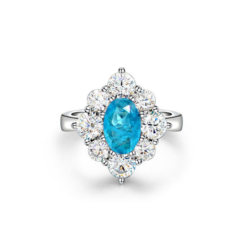 Anillo con zafiro azul Paraíba en forma ovalada, rodeado de circonia cúbica en un halo de plata esterlina 925